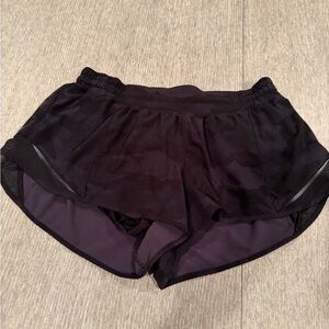 Lululemon Hotty Hot Women’s Black Camo Running Shorts Built-In Liner 2.5 size 8